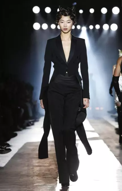 MOSCHINO 2018KO UDAZKEN NEGUA GIZONEZKOA ETA EMAKUMEEN AURREBILKETA MILAN37