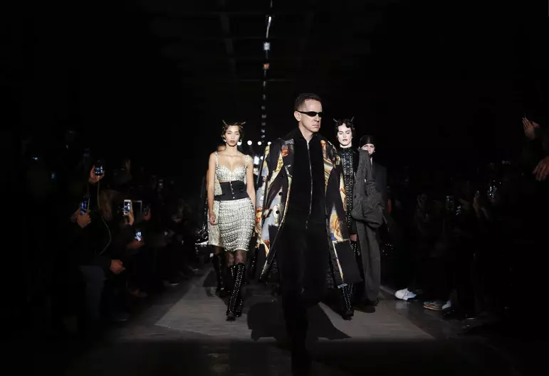 MOSCHINO AŬTUNO VINTRO 2018 VIRINOJ KAJ PREKOKLEKTO MILANO45