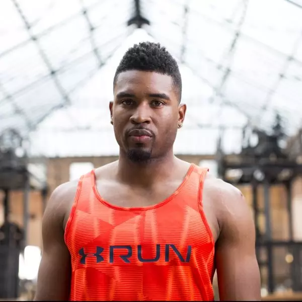 Vreau să vă arăt spoturi publicitare motivaționale cu sprinterul american Manteo Mitchell, el este noua față pentru îmbrăcămintea sport Under Armour Running. Mitchell este fața pentru Charged Wool, un echipament de performanță ușoară, cu uscare rapidă, cu hanorac, mânecă lungă, mânecă scurtă, pantofi de alergare, jambiere de alergare și câteva accesorii.