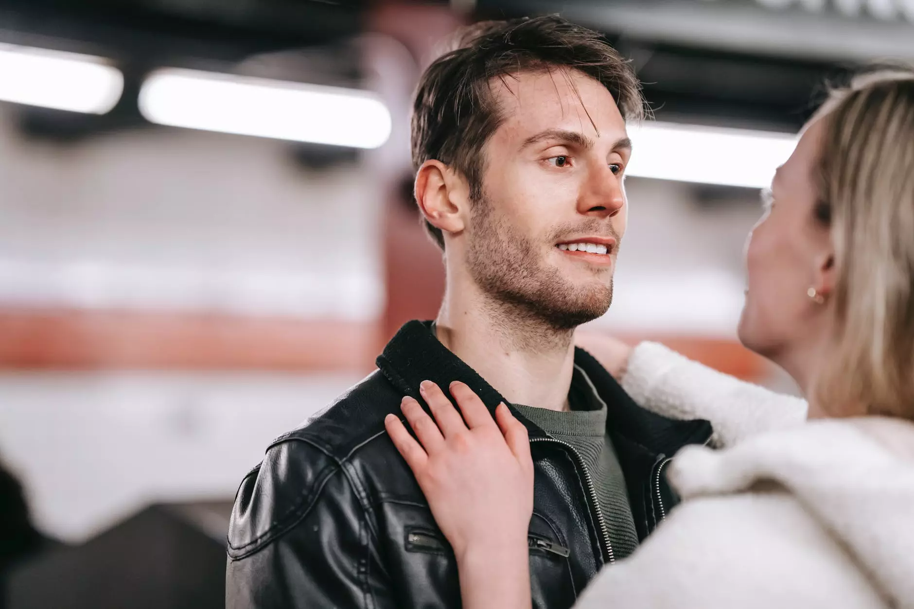 jong koppel knuffelen zachtjes in de metro. Foto door Katerina Holmes op Pexels.com