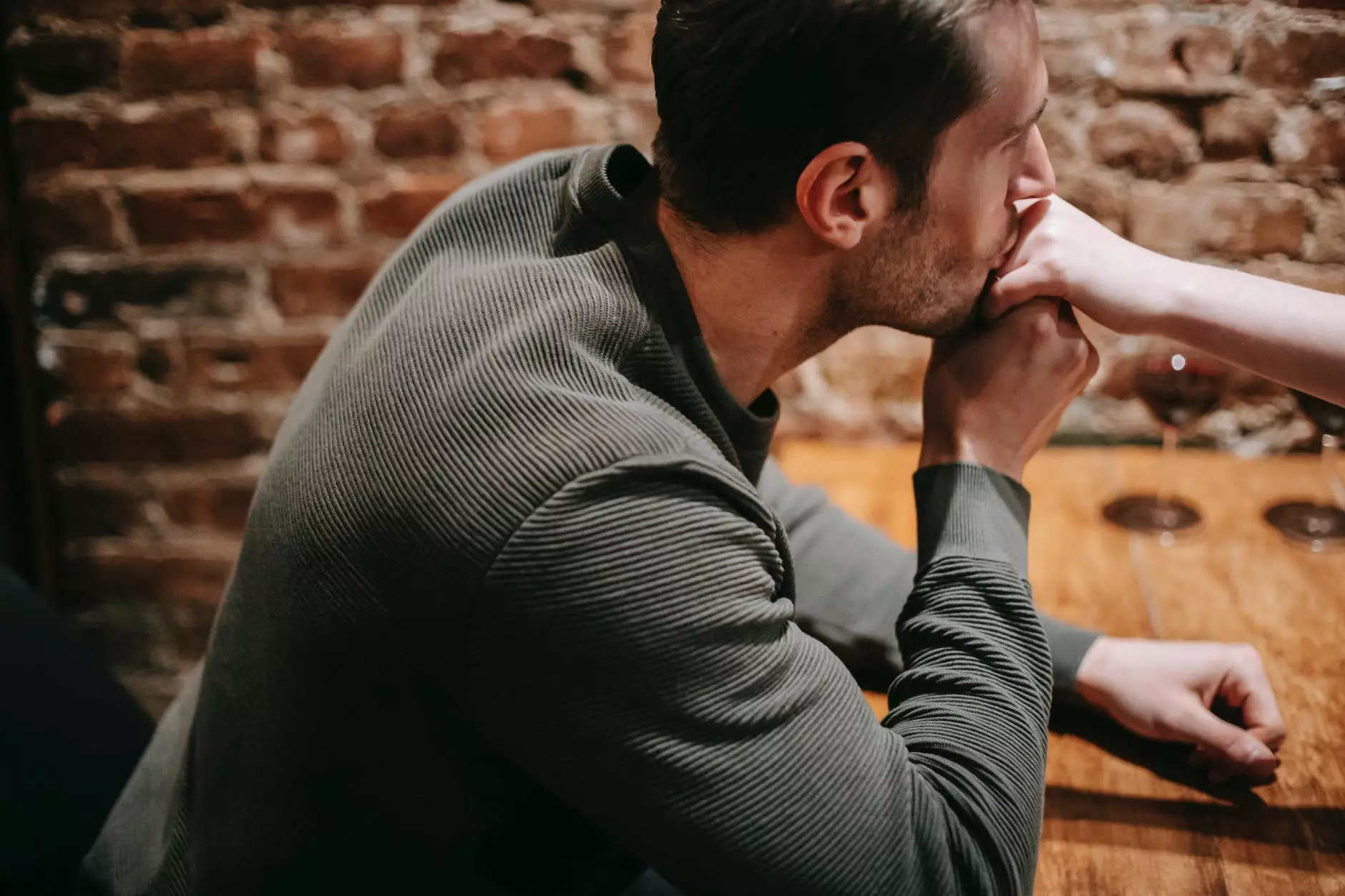 anonym Koppel romanteschen Iessen am Café. Foto vum Katerina Holmes op Pexels.com