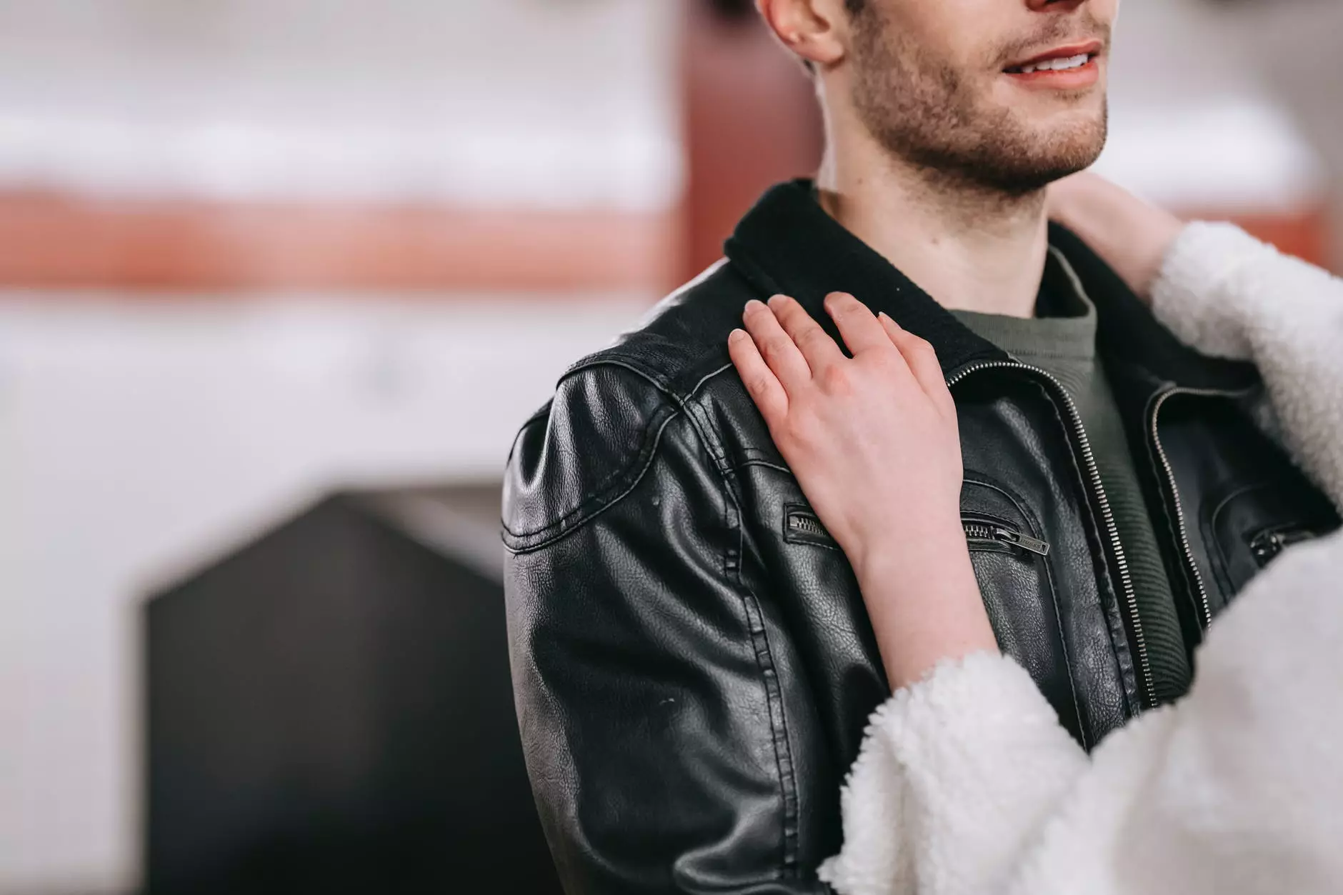 Crop Koppel géigesäiteg an der Stad. Foto vum Katerina Holmes op Pexels.com