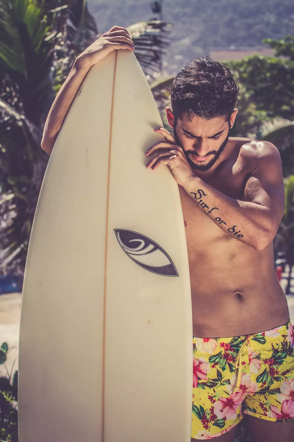 Laten we naar Rio gaan!!! Ontmoeting met William Magalhães in een zonnige good vibe-sessie gemaakt door Simone Fransisco. Surfer en acteur, gefotografeerd op het strand in Arpoador Rio de Janeiro.