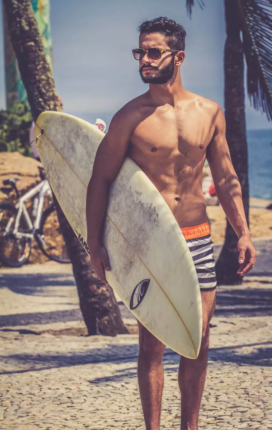 Hayu urang ka Rio !!! Patepung William Magalhães dina sési getar anu cerah anu ditémbak ku Simone Fransisco. Surfer sareng aktor, dipoto di pantai di Arpoador Rio de Janeiro.