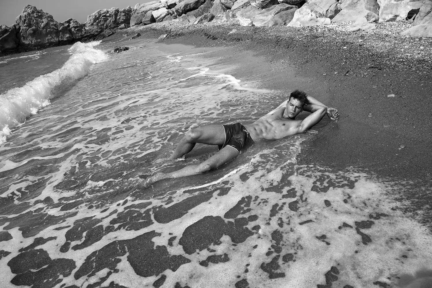 Et smukt strandsæt med den spanske mandlige model Natán de Segovia, der viser en ærlig krop, svømmer i havet, forbinder sig med naturen i et sublimt fotografi og video af Jose Martinez.