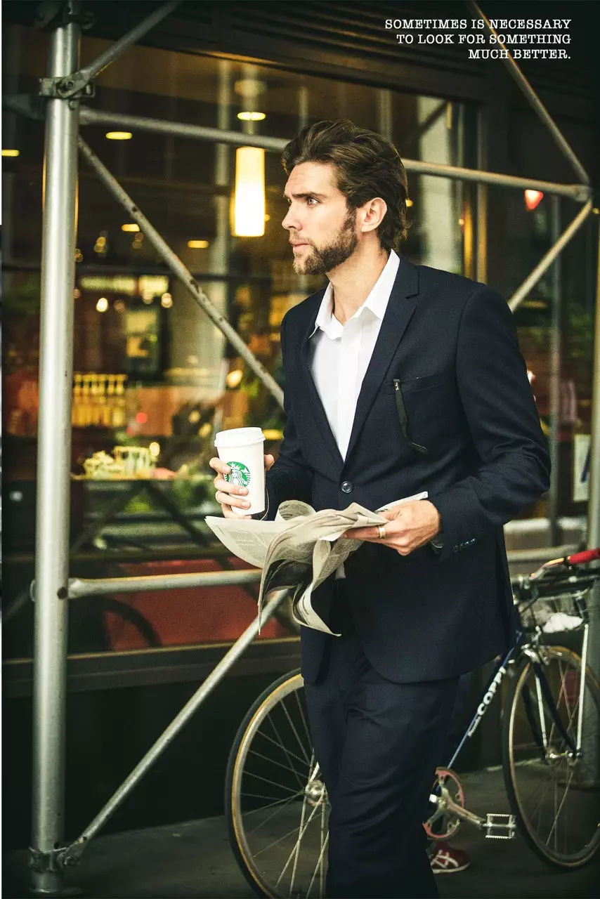 Elke opname van dit prachtige werk van fotograaf Stefano Raphael is zo goed. Twee belangrijke dingen, een mooi mannelijk model en acteur Rodrigo Medeiros en The Big Apple op de achtergrond. Stylist by Day Molina - John Cuevas en verzorging door Peter Ken.