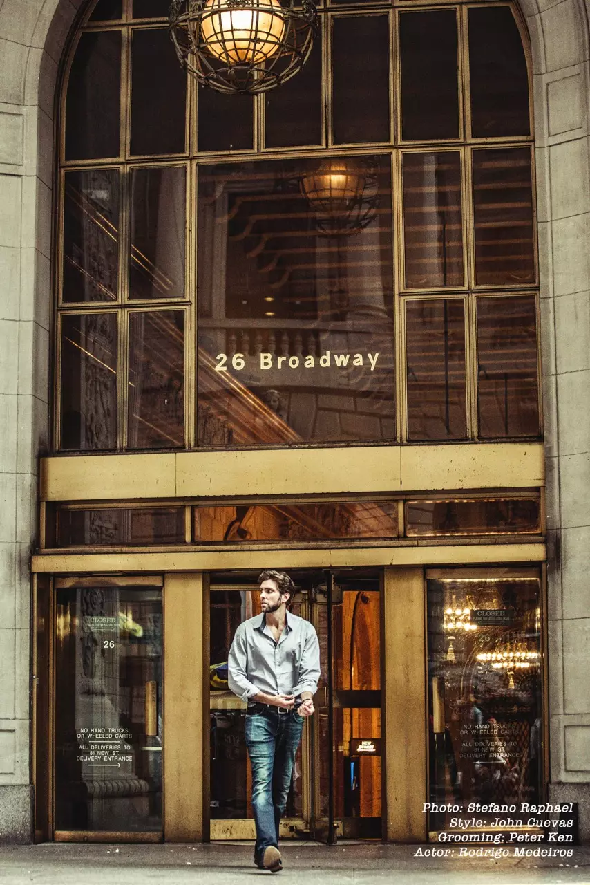 Ang bawat solong kuha ng nakamamanghang gawaing ito ng photographer na si Stefano Raphael, ay napakaganda. Dalawang mahalagang bagay, isang magandang male model at aktor na si Rodrigo Medeiros at The Big Apple sa background. Stylist ni Day Molina – John Cuevas at pag-aayos ni Peter Ken.