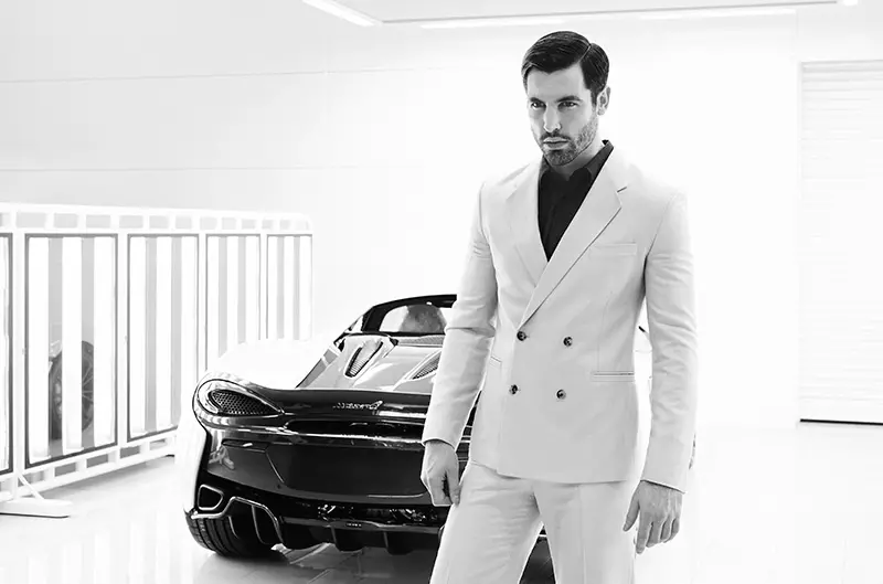 Editorial für das Winq-Magazin für seine neueste Ausgabe namens ''Start Your Engines'' präsentiert Topmodel Franky von Storm Models im McLaren Technology Center neben wunderschönen Modellen der McLaren-Familie. Franky trägt Dolce & Gabbana, Christopher Kane, Lou Dalton, Dior Homme, La Perla und Jonathan Christopher Homme. Fotografiert von Florian Renner von ERA Management, gestylt von Juan Velazquez Caceres.