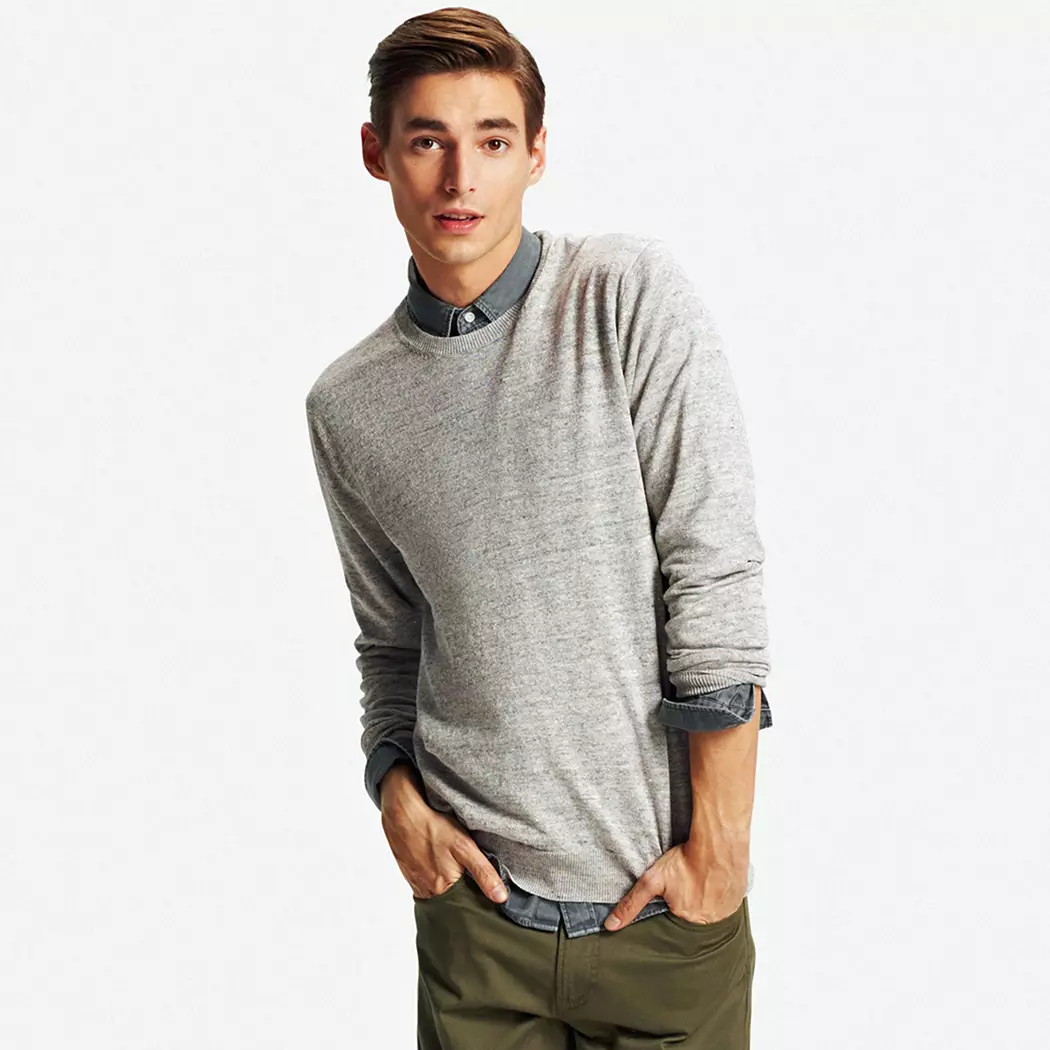 Wojtek Czerski modelira dio nove Linen Collection Spring 2016 za UNIQLO USA. Uključujući svježe artikle poput laganih džempera i kardigana od visokokvalitetnog francuskog lana.