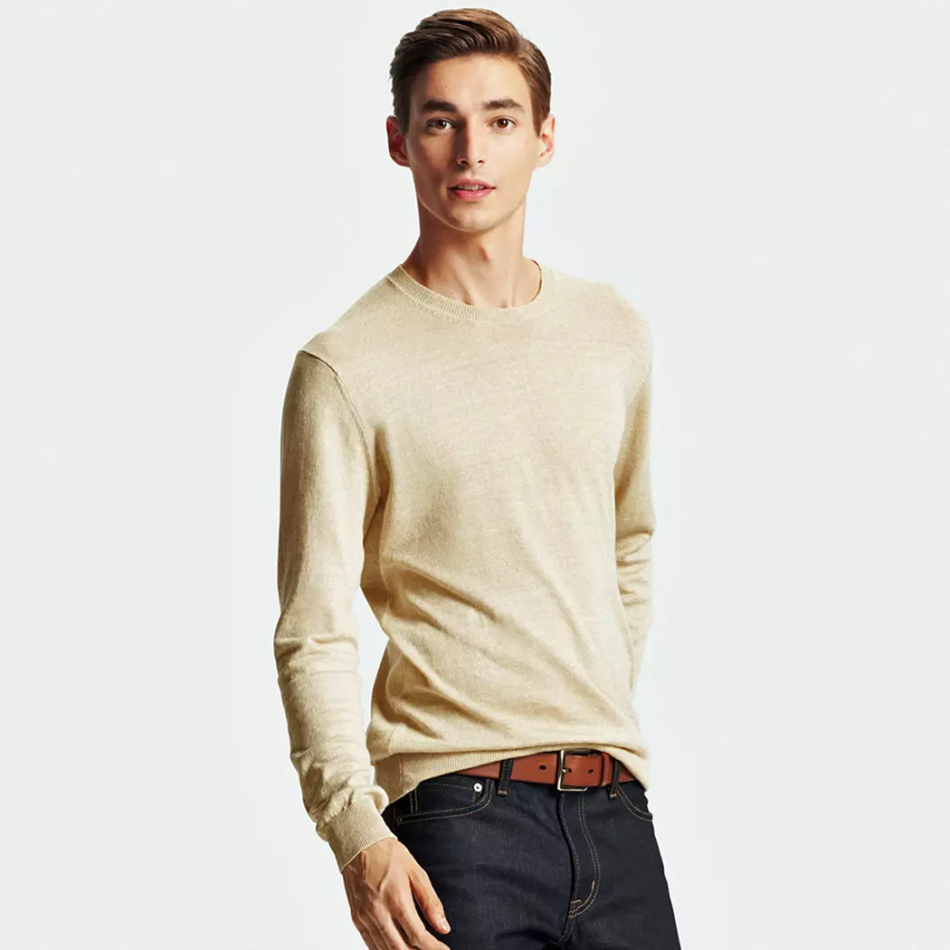 Wojtek Czerski modelira dio nove Linen Collection Spring 2016 za UNIQLO USA. Uključujući svježe artikle poput laganih džempera i kardigana od visokokvalitetnog francuskog lana.