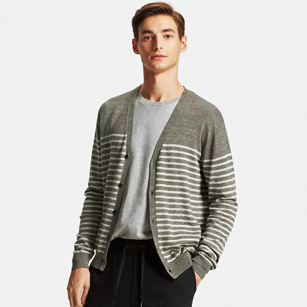 Wojtek Czerski està modelant part de la nova col·lecció Linen Spring 2016 per a UNIQLO USA. Inclou articles frescos com suéteres lleugers i cardigans fets de lli francès d'alta qualitat.