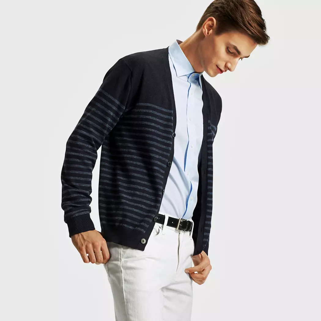 Wojtek Czerski modelira dio nove Linen Collection Spring 2016 za UNIQLO USA. Uključujući svježe artikle poput laganih džempera i kardigana od visokokvalitetnog francuskog lana.