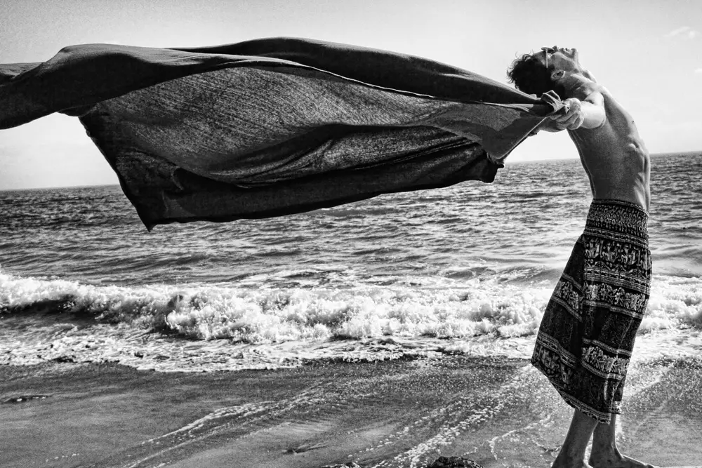 Ja, wir haben einen sensationellen zweiten Teil dieses hochkarätigen männlichen Models Paul Alex Molnar, das vom talentierten Ray John Pila gedreht wird. Exquisites Strandset, schöne Beleuchtung und Naturkulisse am Strand von LA.