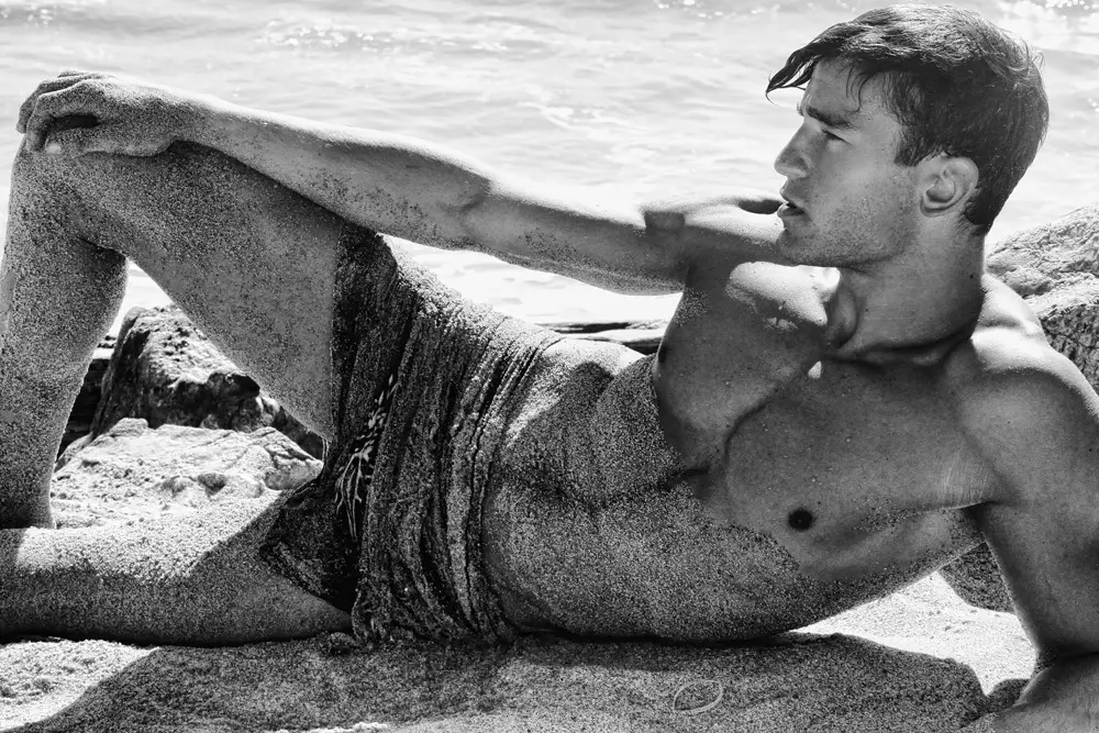 Ja, we hebben een sensationeel tweede deel van dit hunk mannelijk model Paul Alex Molnar, gemaakt door de getalenteerde Ray John Pila. Prachtige strandset, prachtige verlichting en natuurlijk LA-strand op de achtergrond.