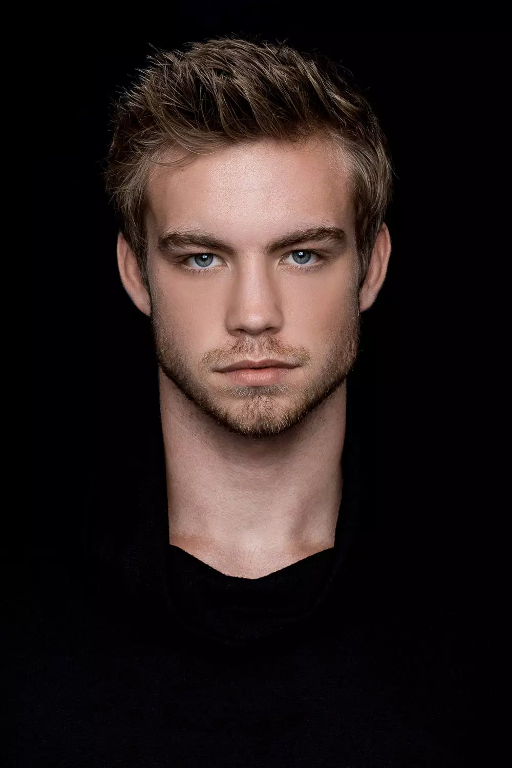 Dustin Mcneer oa mofuta oa ravishing oa ANTM Cycle 22 o haha ​​​​photefolio ea hae ka letoto la litšoantšo tse khahlang mahlo tsa sets'oants'o Fritz Yap. Sheba...