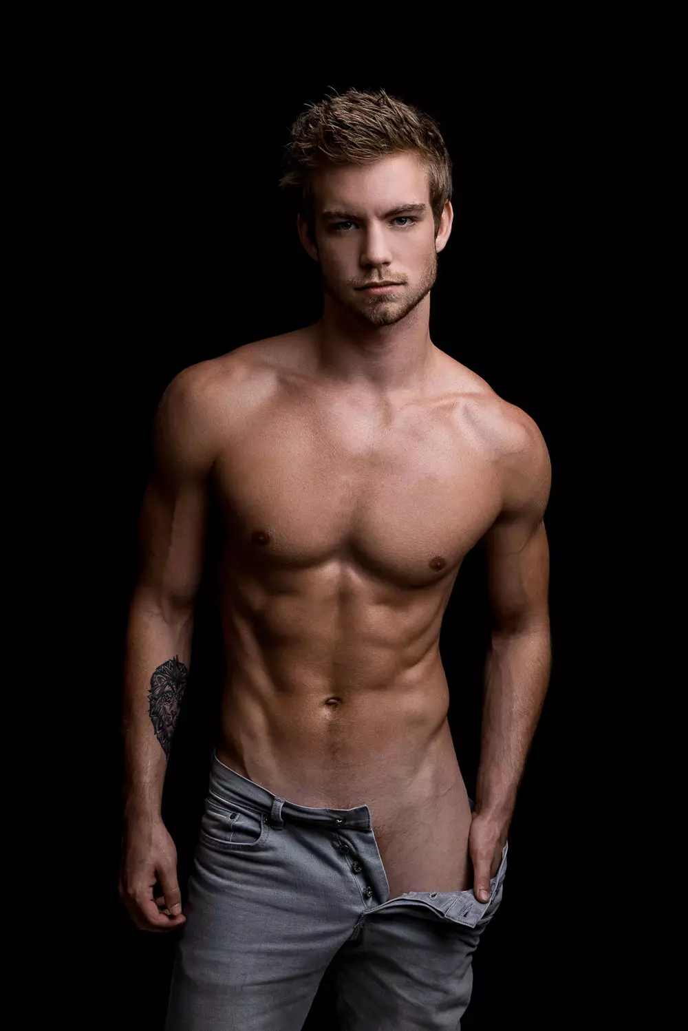 د ANTM سایکل 22 څخه زړه راښکونکي نارینه ماډل Dustin Mcneer خپل پورټ فولیو د عکس اخیستونکي فریټز یاپ لخوا د زړه راښکونکي پورټریټ لړۍ سره رامینځته کوي. بشپړ ی وګوره...