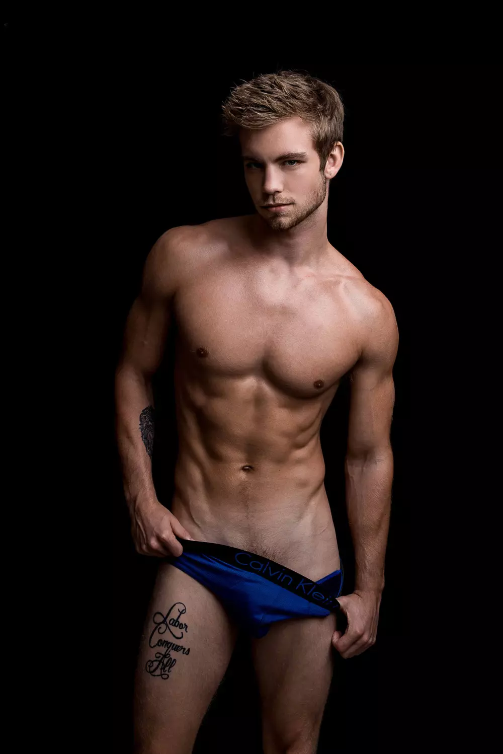 Verrukkelijk mannelijk model Dustin Mcneer van ANTM Cycle 22 bouwt zijn portfolio op met een in het oog springende portretserie van fotograaf Fritz Yap. Uitchecken...