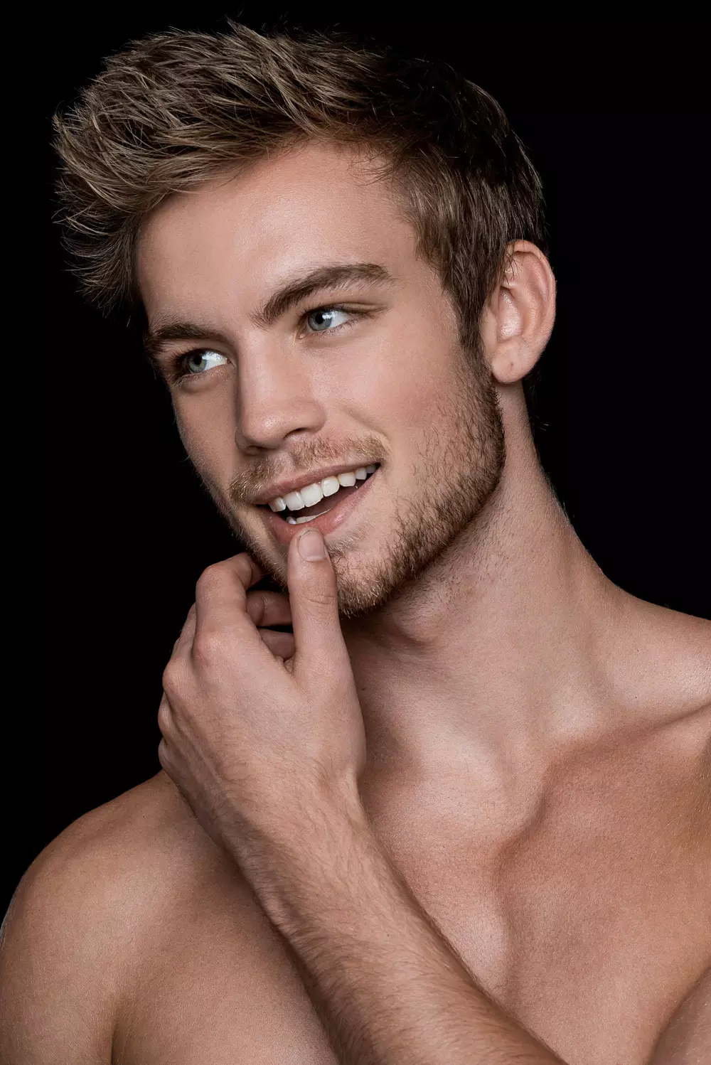 די יקסייטינג זכר מאָדעל Dustin Mcneer פון ANTM Cycle 22 בויען זיין פּאָרטפעל מיט אַן אויג-קאַטשינג פּאָרטרעט סעריע פון ​​פאָטאָגראַף Fritz Yap. טשעק אויס...