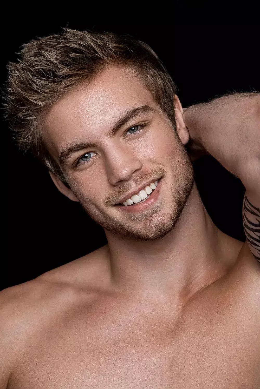 El deslumbrante modelo masculino Dustin Mcneer de ANTM Cycle 22 completa su portafolio con una llamativa serie de retratos del fotógrafo Fritz Yap. Verificar...