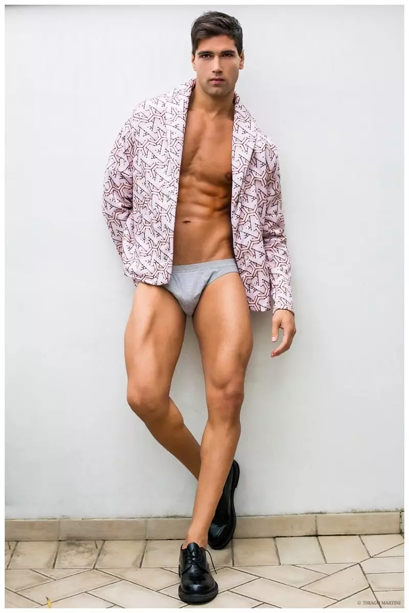 Italiaanse modelsensatie Fabio Mancini krijgt een prachtige highlights kiekjes met een andere getalenteerde fotograaf Thiago Martini, gestyled door Adriano Rocco, Fabio wordt gepresenteerd door D'Management, MUA door Max Araújo.