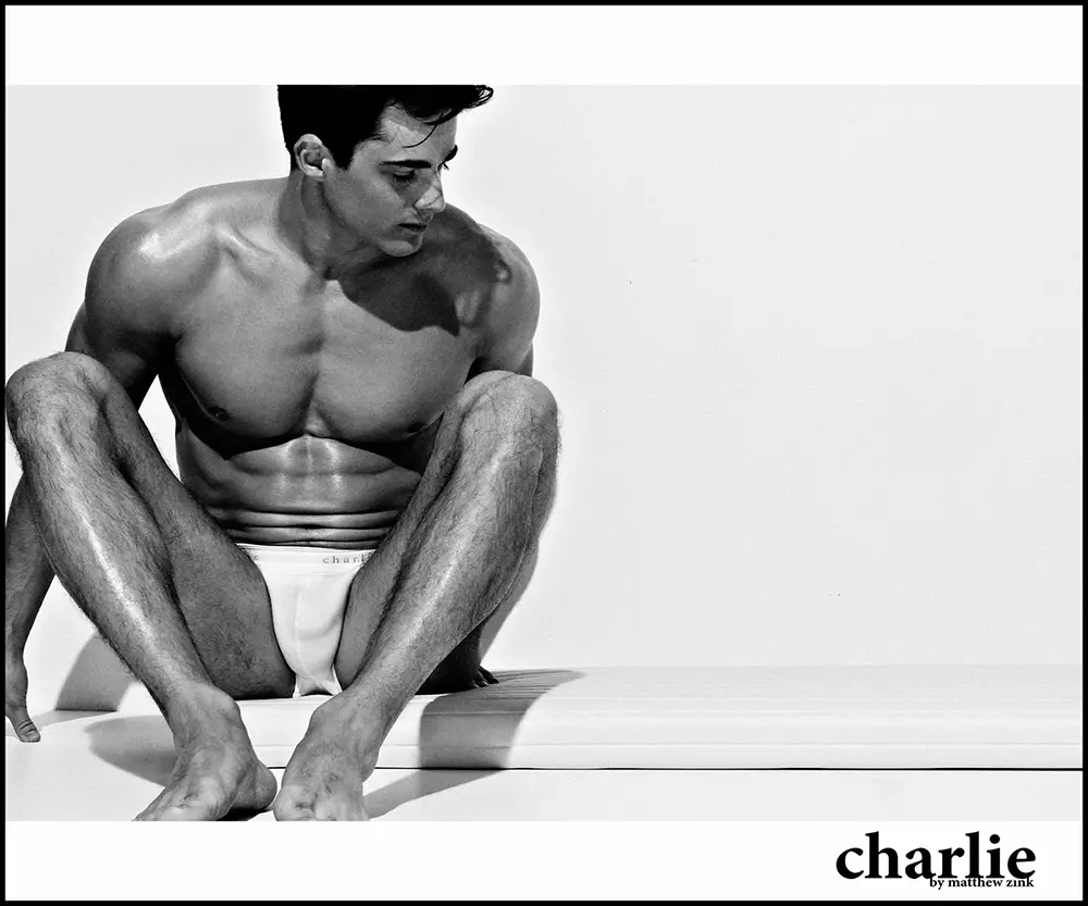 Ang Italian stunner na si Pietro Boselli aka ang "pinakamainit na guro sa matematika sa mundo" ay muling nakipag-isa kay 'Charlie ni Matthew Zink' para sa koleksyon nitong Classics, na kamangha-mangha na kinunan ng black at white.