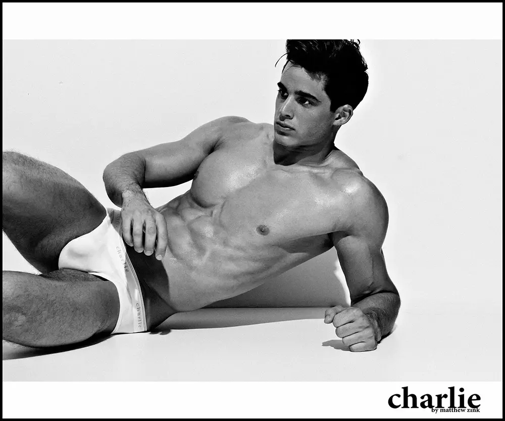 Stunner Italyen Pietro Boselli aka "pwofesè matematik ki pi cho nan mond lan" reyini ak 'Charlie pa Matthew Zink' pou koleksyon klasik li yo, bèl bagay te tire an nwa ak blan.