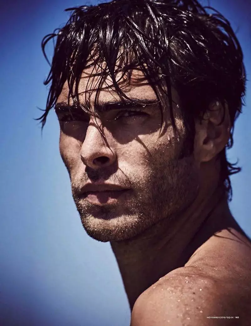 Ang pinakataas nga modelo sa Espanyol nga si Jon Kortajarena gikuhaan og litrato ni Matthew Brookes ug gi-istilo ni Manuela Hainz, alang sa Nobyembre 2015 nga isyu sa GQ Germany.