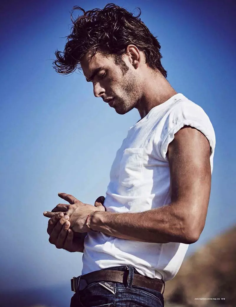 O le fa'ata'ita'iga fa'aSipaniolo maualuga Jon Kortajarena na pu'eina e Matthew Brookes ma fa'apena e Manuela Hainz, mo le lomiga o Novema 2015 a le GQ Siamani.