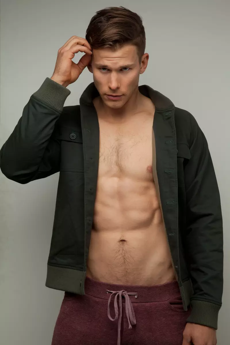 Minunat om de construcție clasică din Salt Lake City, numele lui este Blake Robinson de la Niya Models și a semnat recent cu MSA Models. Stilistul Malcolm Joris și a fost regizor artistic de James Loy.