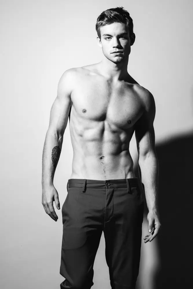 Met een grote finale, hier is opnieuw het knappe, kreupele model van ANTM Cycle 22, Dustin Mcneer, dit keer gefotografeerd voor Jeff Walton.