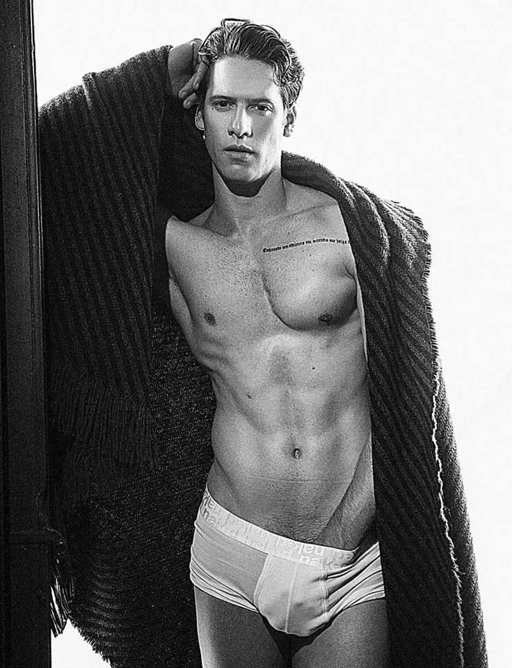 Model Italia anca Alexandre Valotto di Andy Models sizzles dina séri potret showstopping ieu ditémbak ku fotografer prolific Daniel Rodrigues.