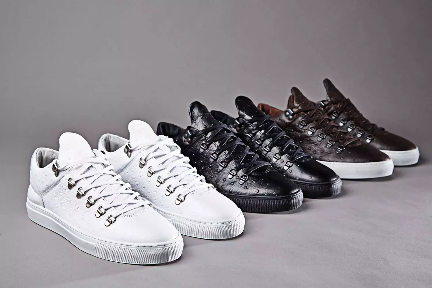 The Filling Pieces x END การทำงานร่วมกันแบบเอกสิทธิ์เฉพาะบุคคลนี้ประกอบด้วยการทำซ้ำเอฟเฟกต์หนังนกกระจอกเทศสามครั้งของรองเท้าผ้าใบ Mountain Cut Low รุ่นออริจินัล ซึ่งทำด้วยมือในโปรตุเกส ออนไลน์ตอนนี้. http://www.endclothing.co.uk/brands/filling-pieces