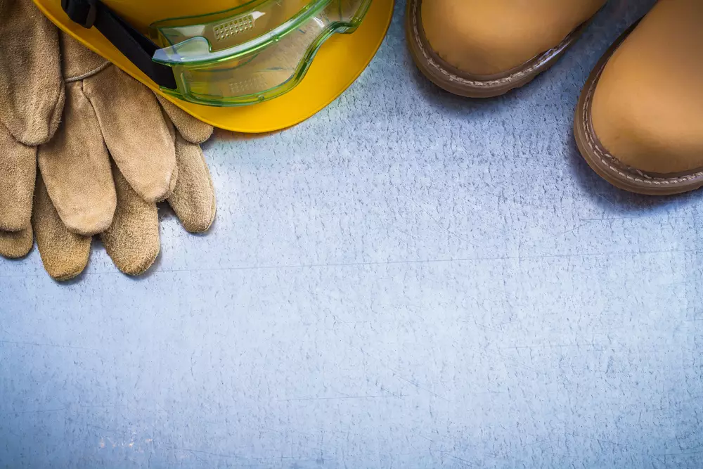 Sepatu Safety Slip On Work Top untuk Pria yang Bekerja Saat Berpergian