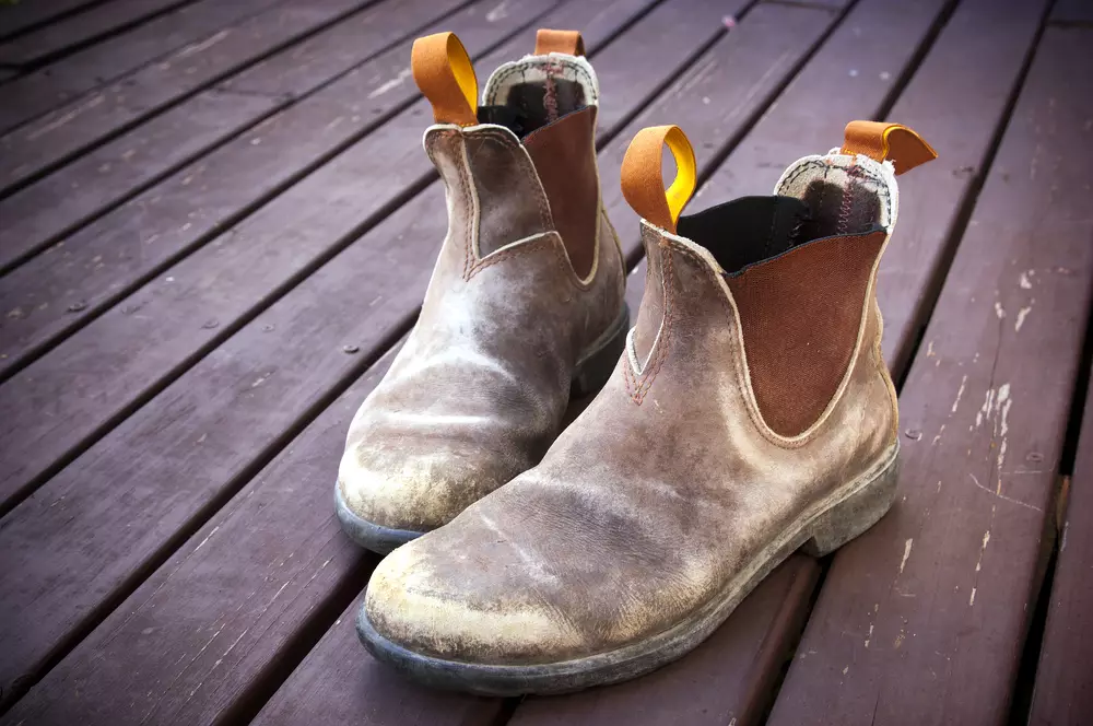 Sepatu Safety Slip On Work Terbaik untuk Pria yang Bekerja Saat Berpergian