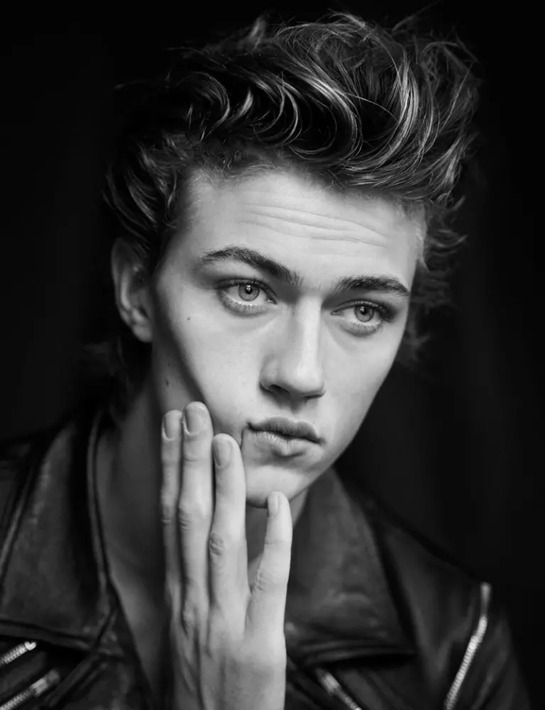 Momentuko super modeloa, Lucky Blue Smith-en Next Models-en erretratu serie honetan agertzen da DSection Magazine aldizkariaren azken alerako, Matthew Brookes-ek ateratako argazkia.