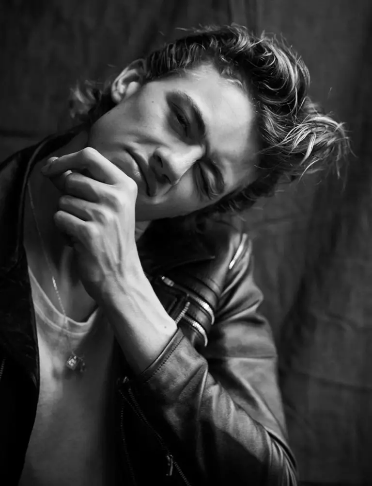 Mtundu wapamwamba kwambiri pakadali pano, Lucky Blue Smith ku Next Models ali ndi chithunzi chaposachedwa cha DSection Magazine, chojambulidwa ndi Matthew Brookes.