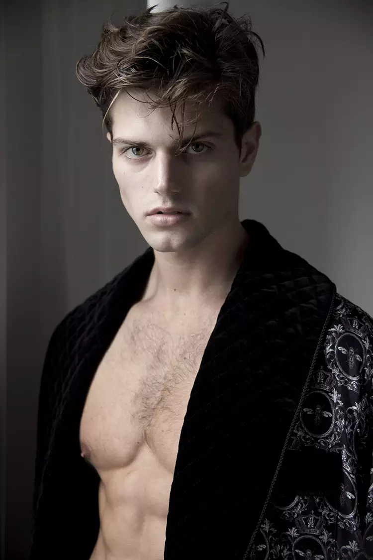 Nuostabus brazilų modelis Renato Nicoli iš „Way Model Model Management“ šmirinėja šioje įspūdingoje portretų serijoje, kurią nufotografavo produktyvus fotografas Cristiano Madureira.