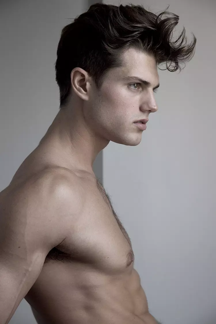 Le magnifique mannequin brésilien Renato Nicoli de 'Way Model Model Management' grésille dans cette série de portraits époustouflante réalisée par le photographe prolifique Cristiano Madureira.