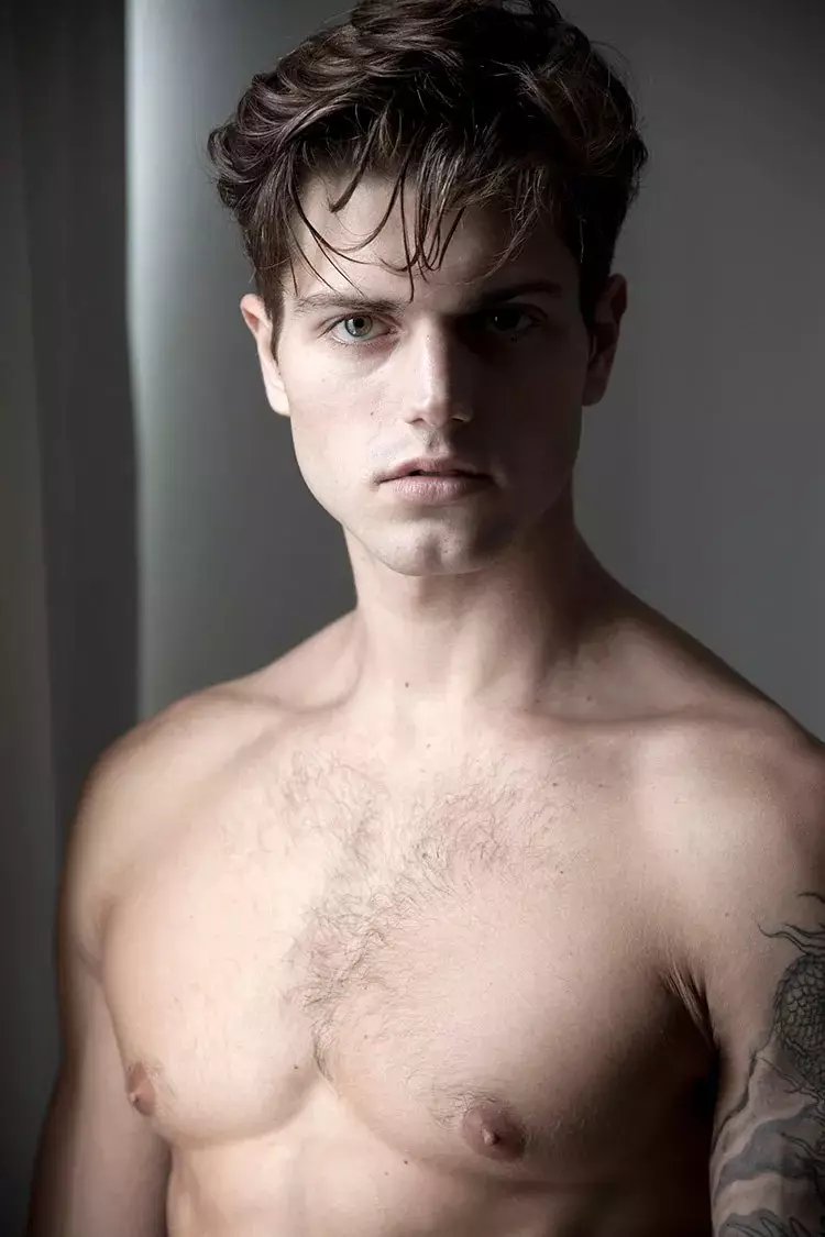 Nuostabus brazilų modelis Renato Nicoli iš „Way Model Model Management“ šmirinėja šioje įspūdingoje portretų serijoje, kurią nufotografavo produktyvus fotografas Cristiano Madureira.