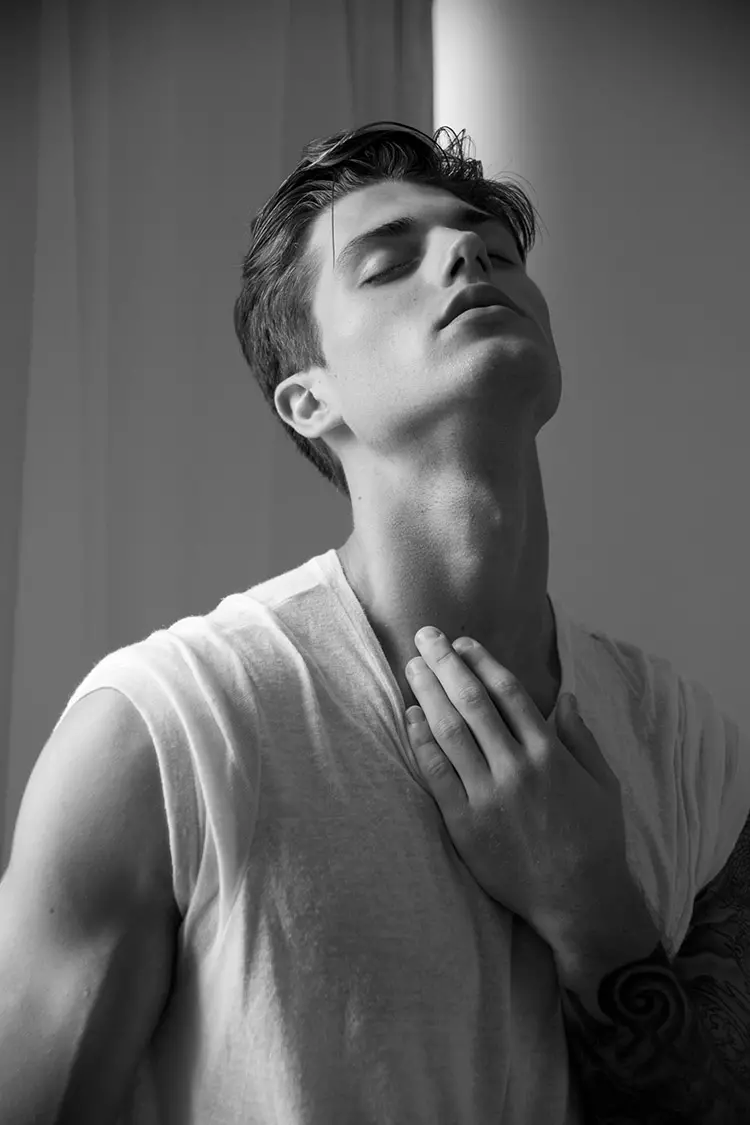 It prachtige Brazyljaanske model Renato Nicoli by 'Way Model Model Management' siket yn dizze showstopping portretsearje makke troch produktive fotograaf Cristiano Madureira.