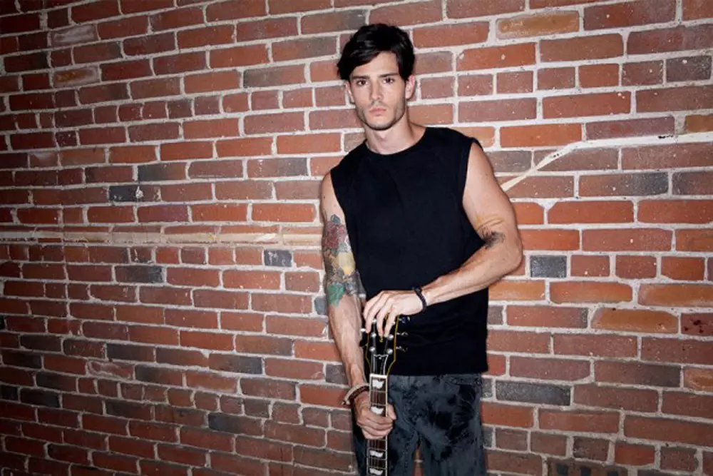 モデルDiegoBarruecoが新しいRockRevival F / W 2015.16キャンペーンフォトグラファーはRobynEden、スタイリストはMayaKrispinです。