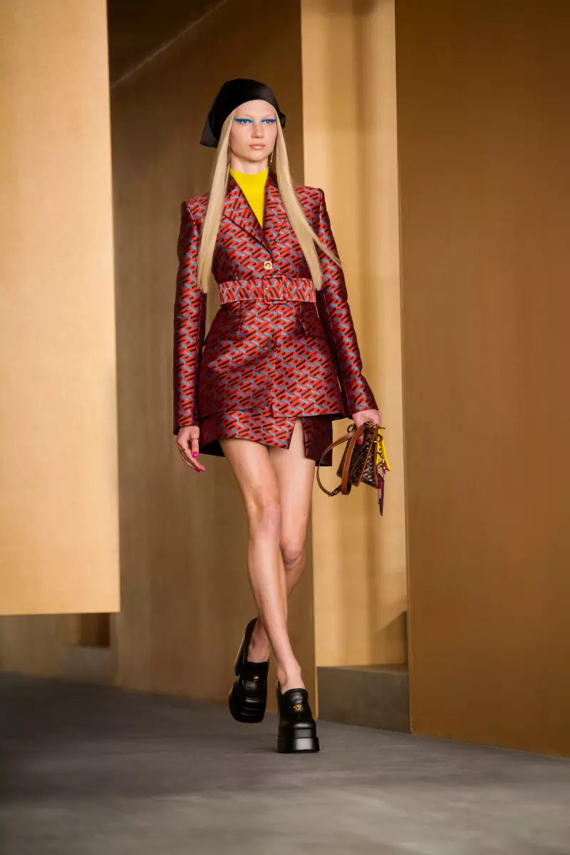 Versace Fall 2021 मिलान लगाउन तयार छ 3840_38