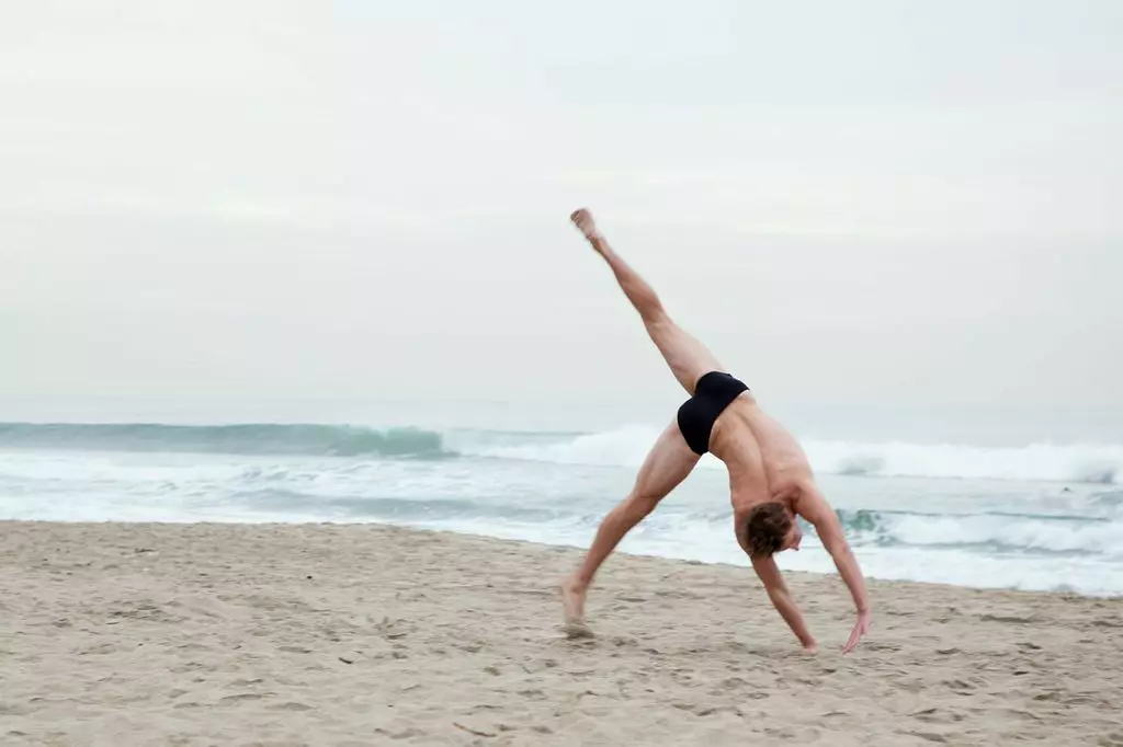 Finalmente il meraviglioso modello Wesley Campbell ottiene nuovi scatti dalla fotografia di Wadley Wadley, Wesley indossa il classico costume da bagno di MrTurk, sicuramente ha un bel corpo tonico per indossarlo. Bellissimi look!