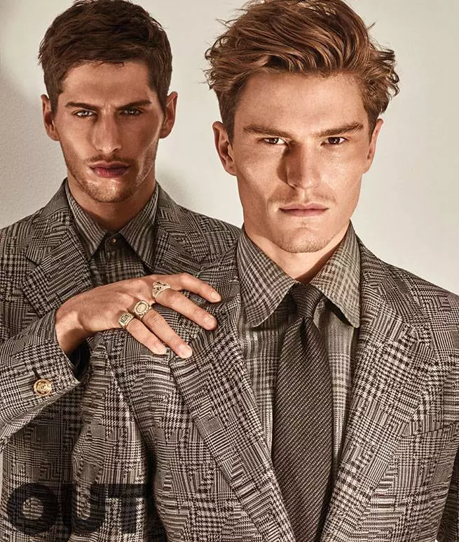 Copertina, storia di copertina, editoriale con Matt Threthe, Jacey Elthalion, Oliver Cheshire, Harry Goodwins e Paul Sculfor sono i protagonisti dell'ultima storia di copertina della rivista OUT. I modelli sono fotografati da Mariano Vivanco.