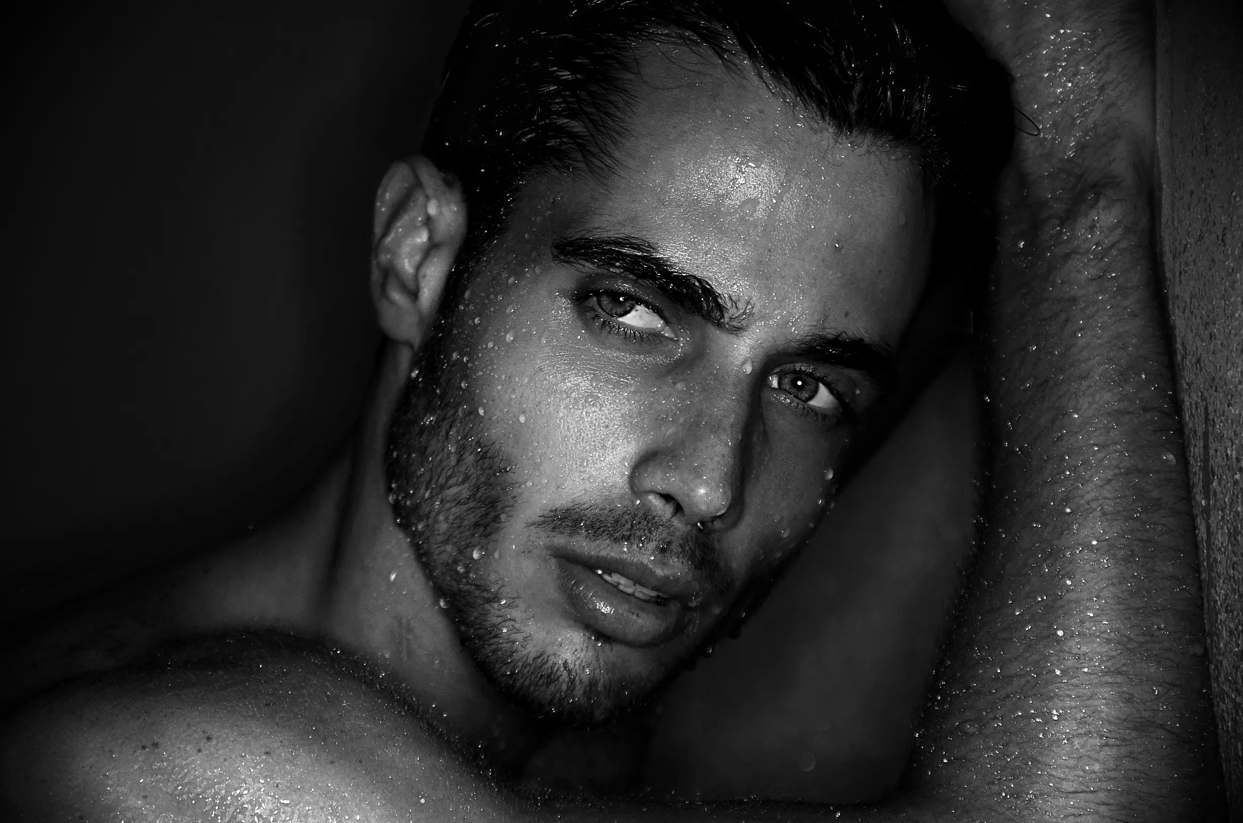 Aféierung fir d'éischte Kéier, Elite Miami Modell Arturo Alcala Stären an engem racy waarm Bad Geschicht Lens vum Fotograf Stevan Reyes. De candid Model besëtzt e schéine tonéierte Kierperwënsch ass wichteg fir waarm Biller wéi dës Stären. De Stevan Reyes huet seng Aarbecht fir d'éischt hei an eisem Webzine ausgesat, mir hoffen datt hien déi gutt Aarbecht weiderhale kann. An engem Exklusiv fir Fashionably Männlech wënschen mir Iech e ganz schéinen Hump Day.