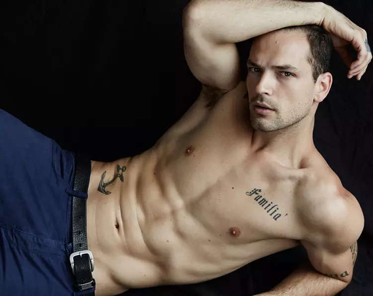 Le magnifique mannequin brésilien Davi Costa s'arrête au studio du célèbre photographe Greg Vaughan à New York pour une nouvelle série de portraits.