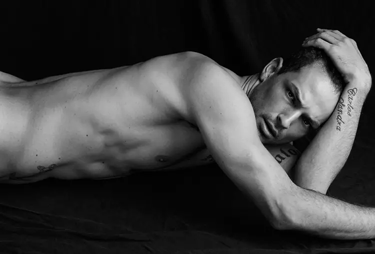 De wonnerschéine brasilianesche Model Davi Costa stoppt beim Atelier vum renomméierte Fotograf Greg Vaughan zu New York fir eng frësch Porträtserie.