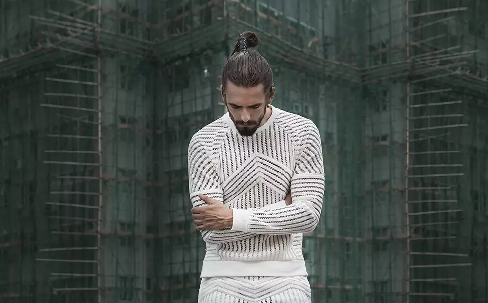 Tenemos las nuevas fotos de la campaña de imagen para la marca de ropa urbana masculina MASS del diseñador Mass Luciano, que vive en Hong Kong, impresionantes imágenes tomadas por el fotógrafo Antoni d'Esterre.