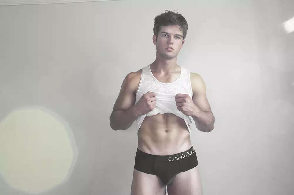 Han var ivrig efter at præsentere billedet af Tyson Vick for første gang på vores weblog, og han lavede for nylig en kort test/portopdatering med modellen Jacob Fowler, som netop blev signet af Click Models og er kroppen af ​​Abercrombie & Fitchs onlinekatalog denne sæson, denne unge modellen Jacob bærer Calvin Klein undertøj og en Andrew Christian Tank Top.