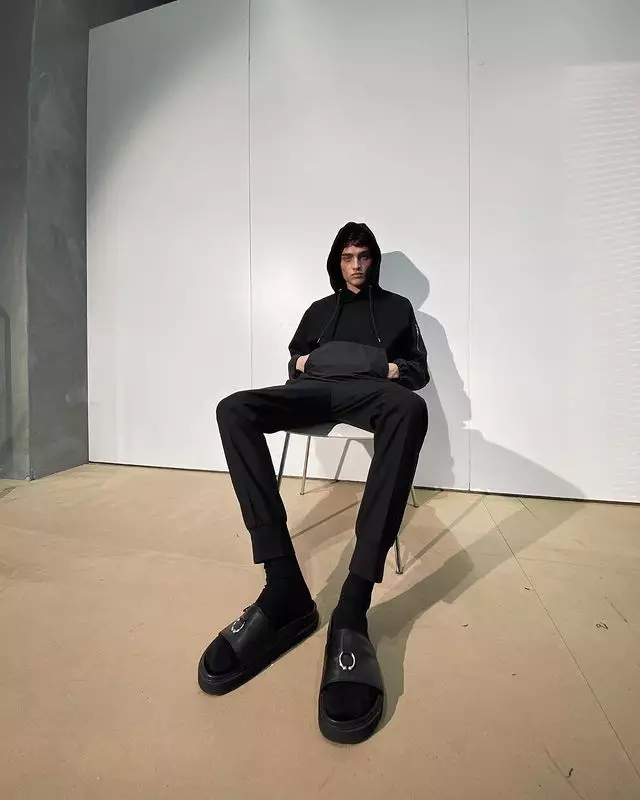 Paggawa ng Minimalist Wardrobe sa Araw-araw gamit ang Neil Barrett Spring 2021